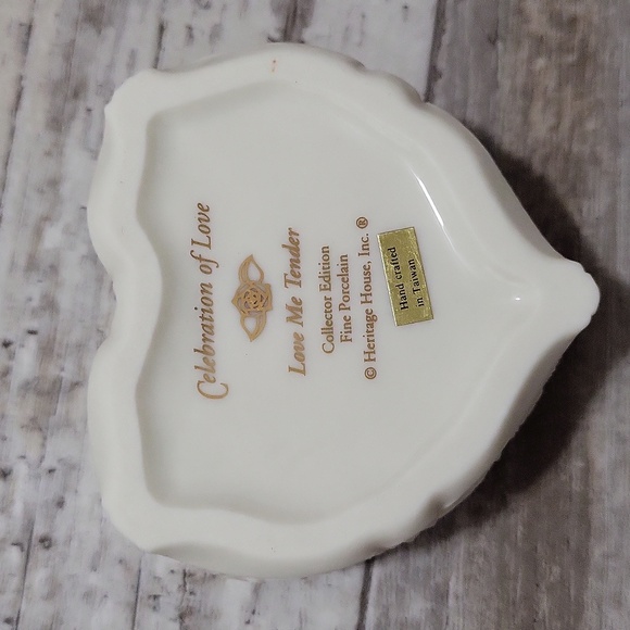 Vintage Porcelain Heart Musical Trinket Box - Picture 5 of 10